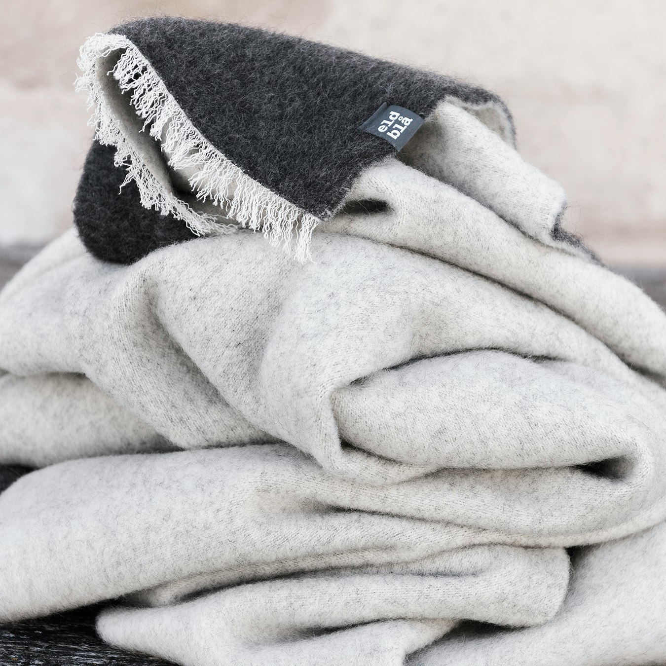 UPP&NED / Anthracite & White Blanket