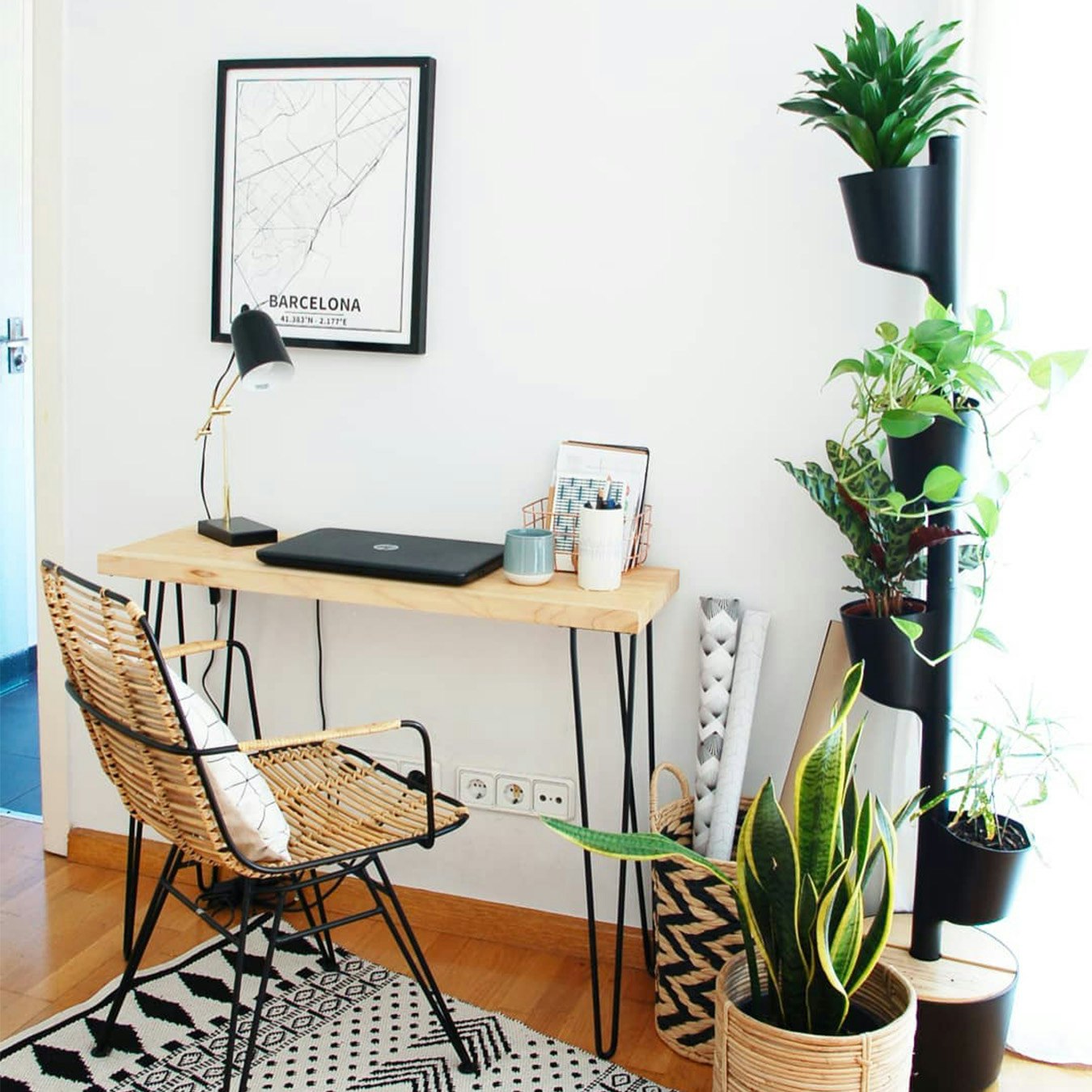 Digital 4-Pot Vertical Planter - Black / Pine