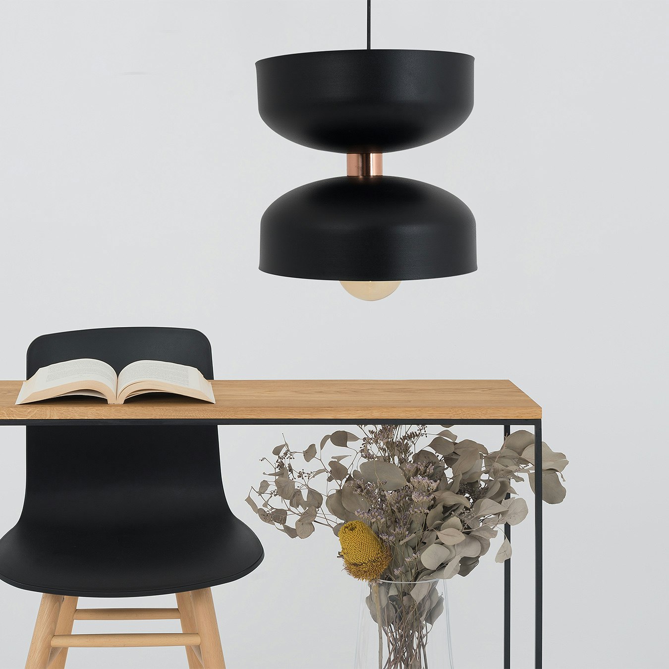 Woman Round Pendant Lamp - Black