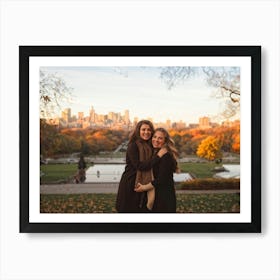 Best Friends Embracing In A Warm Hug Their Smiles Radiant Against The Backdrop Of A Bustling Urban (1) Affiche