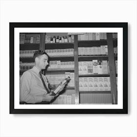 Druggist In Front Of Patent Medicine Shelf, San Augustine, Texas By Russell Lee Affiche