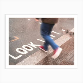 London, England I Pedestrian in motion on a crossing with Look Left inscription on the ground under the rain in the urban dynamic of a London street photography with a retro vintage autumn aesthetic Affiche