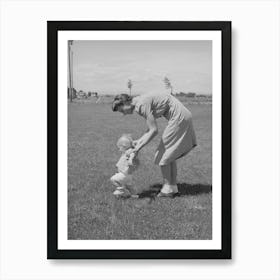 Farm Worker S Wife Teaches Her Baby Girl To Walk At The Fsa (Farm Security Administration) Labor Camp Art Print