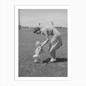 Farm Worker S Wife Teaches Her Baby Girl To Walk At The Fsa (Farm Security Administration) Labor Camp Art Print