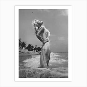 Marilyn Monroe In Beach Art Print