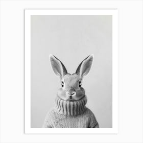 Hase mit Wollpulli Schwarz-Weiß Foto, minimalistisches Kaninchen Porträt Art Print