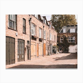 London, England I Notting Hill cobbled street with authentic urban city British brick architecture of a dead end with minimalist geometric composition photography and autumn pastel orange moody aesthetic Toile