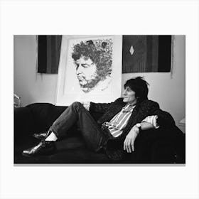 Ronnie Wood Pictured In 1987 With His Drawing Of Bob Dylan Canvas Print