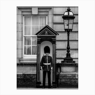 London Palace Guard Bw Canvas Print