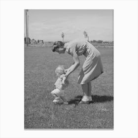 Farm Worker S Wife Teaches Her Baby Girl To Walk At The Fsa (Farm Security Administration) Labor Camp Canvas Print