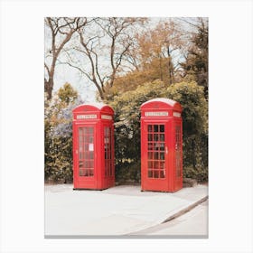 London, England I Iconic vibrant red British telephone boxes in Primrose Hill londoner district street photography of an urban scene in a natural park with autumn pastel retro vintage aesthetic Toile