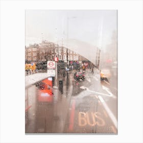 London, England I View of a rainy street through the fogged window of a legendary red London bus capturing nostalgic atmosphere photography and vibrant colors of the city in the rain with grey moody aesthetic Stampe su tela